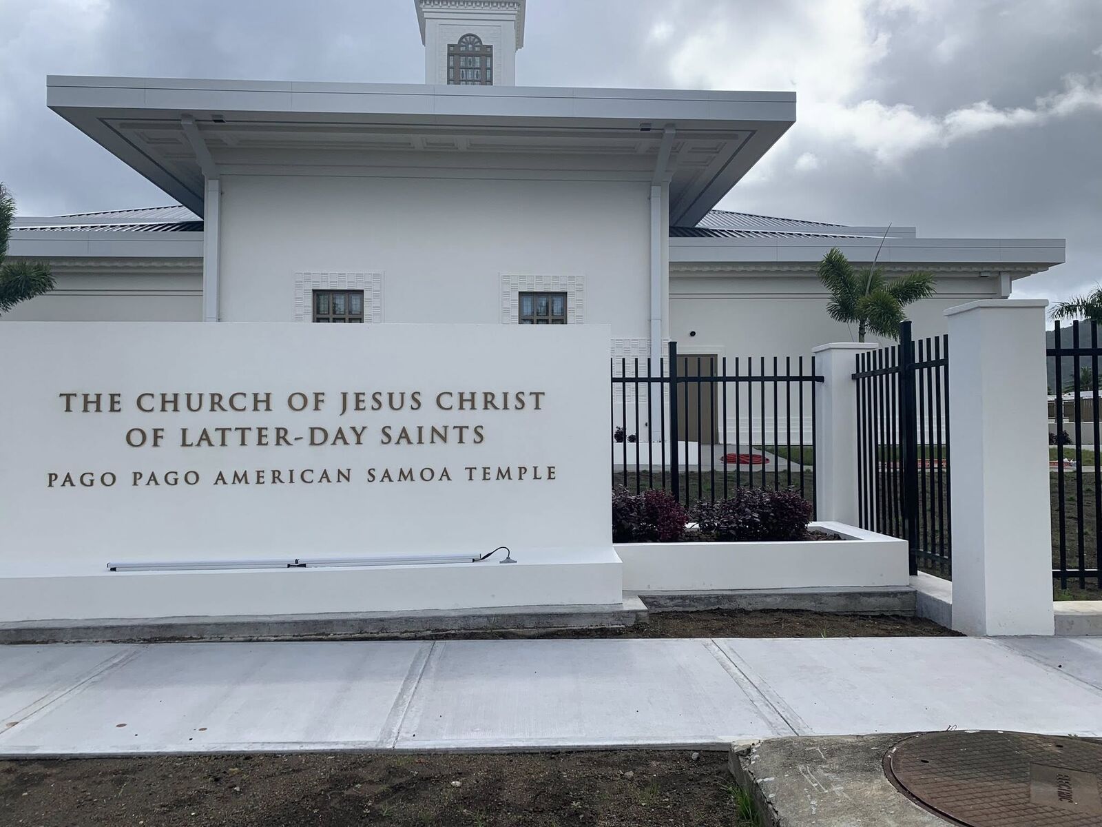 Vista del acceso principal del Templo de Pago Pago, Samoa Americana