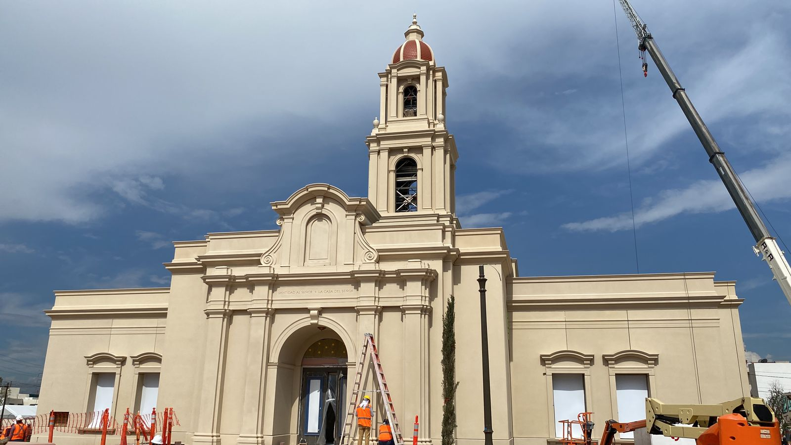 Detalle de torre central del Templo de San Luis Potosí con elementos de GFRC